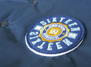 Unisex College Jacke von 16sports in navyblau, wetterfeste Außenschicht mit Kapuze und Reißverschluss, sportlicher Stil