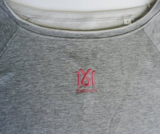 Bequemer grauer Sweatshirt "Flashdance" von 16sports, mit modernen Druckdetails, für Damen, auf einem weißen Hintergrund.