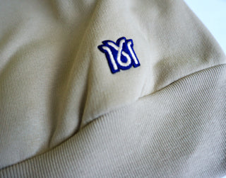 Beige Unisex Hoodie mit 1616 Wappen von 16sports, bequemes Sweatshirt mit Logo auf der Brust, sportlicher Stil.