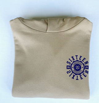 Beiger Unisex Hoodie mit 1616 Wappen, 16sports Sweatshirt, weiches Material, lässiger Schnitt, ideal für Freizeit und Sport.