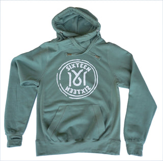 Unisex 16sports 1616 Cross Hoodie in Pistaziengrün, bequemer Sweatshirt mit sportlichem Design, auf einem Model getragen.