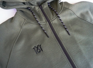 Grüne 1616 TeamWear Hoodie-Jacke von 16sports, Sweatshirt und Jacke, mit Kapuze und Reißverschluss, auf weißem Hintergrund