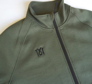 Olivgrüne 16sports 1616 TeamWear Jacke aus Sweatstoff, mit sportlichem Schnitt und Reißverschluss, auf weißem Hintergrund.