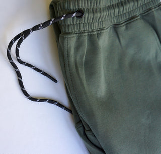 Olivgrüne 16sports 1616 TeamWear Hose aus sportlichem Material, ideal für Teamsportarten, auf einem weißen Hintergrund.