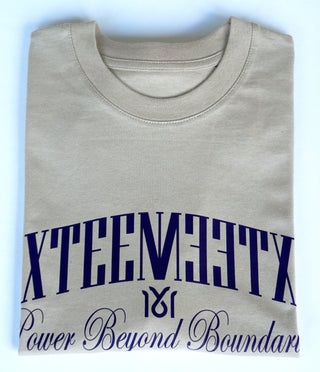 Unisex 16sports 1616 Statement T-Shirt in beigem Stoff, sichtbar mit Logo-Print auf der Vorderseite.