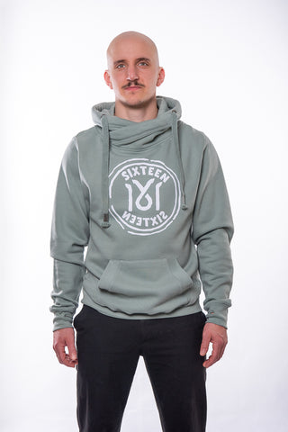 Unisex 16sports 1616 Cross Neck Hoodie in Pistaziengrün, bequemes Sweatshirt mit Kreuzhalsdesign, auf dem Bild sichtbar.