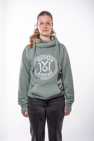 Unisex 16sports 1616 Cross Hoodie in Pistazienfarbe, bequemer Sweatshirt mit Cross-Design, auf einem Model getragen.