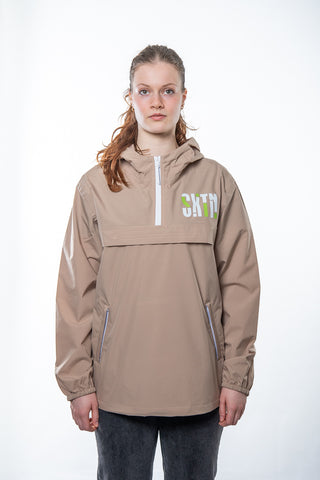 Unisex Windjacke von 16sports, leichte wetterfeste Jacke mit Kapuze, ideal für Wind und Regen, abgebildet im Shooting-Foto