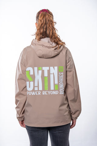 Unisex Windjacke von 16sports, leichte und wasserabweisende Jacke, sichtbar mit Kapuze und reflektierenden Details.