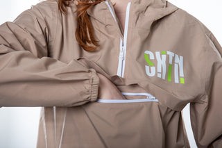 Unisex Windjacke von 16sports, leichte, wasserabweisende Jacke mit Kapuze, perfekt für windige Tage, auf dem Bild zu sehen