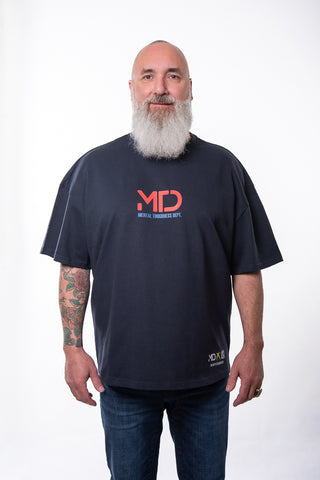 Großes schwarzes T-Shirt von 16sports, MTD Extra Oversized Tee, bequemes Fit, sportliches Design, auf weißem Hintergrund.