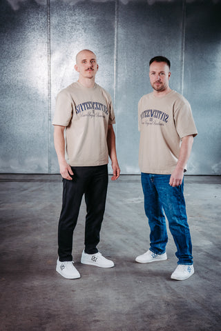 Schwarzes 16sports Statement T-Shirt für Unisex mit modernem Druck, bequemes Baumwollshirt, seitliches Logo-Design.