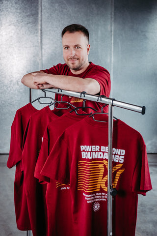 Graues FAST16 T-Shirt von 16sports mit Shooting-Design, locker sitzend, auf weißem Hintergrund fotografiert.