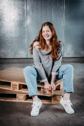 Graues Sweatshirt "Flashdance" von 16sports mit weißen Schriftzügen, bequemes Damenoberteil für sportliche Aktivitäten.
