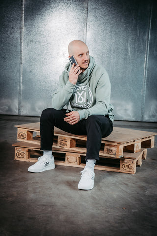 Unisex 16sports 1616 Cross Hoodie in Pistaziengrün, bequemes Sweatshirt mit sportlichem Design, sichtbare Kapuze und Logo.