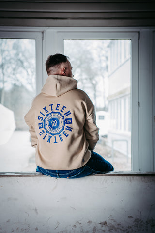 Unisex 1616 Wappen Hoodie von 16sports, bequemer Sweatshirt mit Wappen-Design, auf hellem Hintergrund fotografiert
