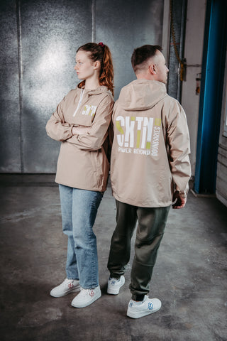 Unisex Windjacke von 16sports, leichte und wasserdichte Jacke mit Kapuze, ideal für windiges Wetter, abgebildet in grün.