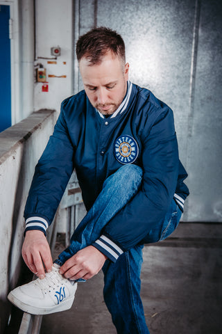 Unisex 1616 College Jacke von 16sports, sportliche Jacke mit Kapuze und Reißverschluss, ideal für Freizeit und sportliche Aktivitäten.