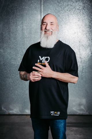 Graues 16sports MTD Signature T-Shirt mit sportlichem Druck, leicht und bequem, auf weißem Hintergrund fotografiert.