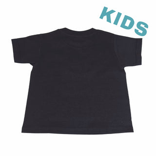Schwarzes Kinder T-Shirt von 1616 x FCE mit FC Elmshorn Logo, weiches Baumwollmaterial, bequemes Design.
