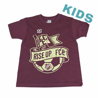 Kinder-T-Shirt von 1616 x FCE mit "Rise Up"-Design, bequemes Baumwollshirt für Kinder, frontal sichtbar in der Abbildung.