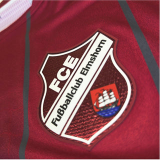 Rotes FC Elmshorn Heimtrikot T-Shirt von 1616 x FCE mit Vereinslogo und Mannschaftsdesign, vorne sichtbar.