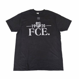 Schwarzes FCE 1920 T-Shirt von 1616 x FCE mit Logo-Design, auf einem weißen Hintergrund fotografiert