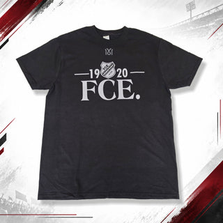 Schwarzes FCE 1920 T-Shirt von 1616 x FCE, Vorderseite mit Logo, bequemes Baumwollshirt für Alltag und Freizeit