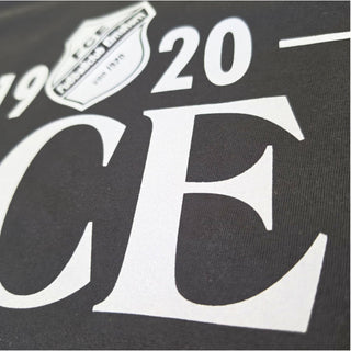 Schwarzes FCE 1920 T-Shirt von 1616 x FCE mit Logo-Design, abgebildet auf einem Model.