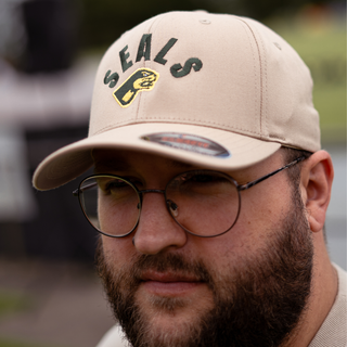 Beige Flex Cap von NFS, vollkappenförmige Baseballcap für Männer, aus weichem Material, stilvoll und bequem.