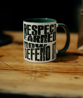NFS SEALS Kaffeebecher aus Keramik, runder Becher mit schwarzem Griff, ideal für Kaffee oder Tee, Accessoire für den Alltag