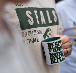NFS SEALS Kaffeebecher aus Keramik, runder Becher mit Siebdruck-Design, ideal für Kaffee- oder Teeliebhaber