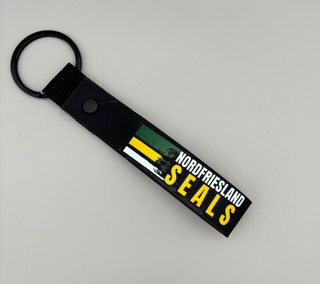 NFS SEALS Schlüsselanhänger aus Metall mit graviertem Seals-Logo, langlebiges Design, ideal als Schlüssel- oder Taschenaccessoire