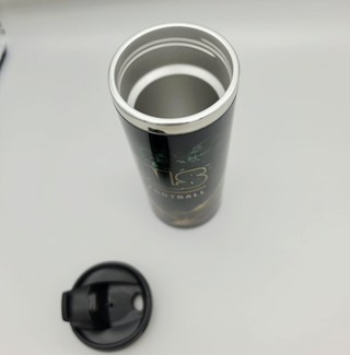 NFS Thermobecher aus Edelstahl mit schwarzem Deckel, isoliert für heiße und kalte Getränke, auf weißem Hintergrund.