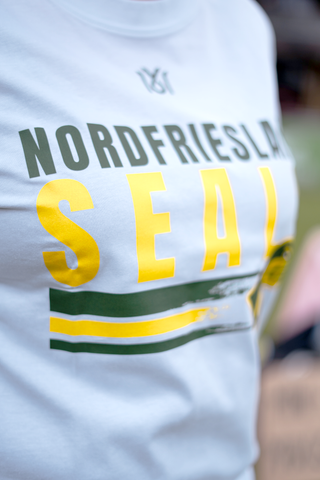 Weißes SEALS Essential T-Shirt von NFS, bequemes Baumwoll-T-Shirt mit Logo-Print vorne, ideal für den Alltag.