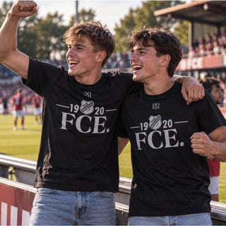 Fans tragen das FCE 1920 T-Shirt von 1616 x FCE, zeigt Fans in T-Shirts bei einem Spiel.