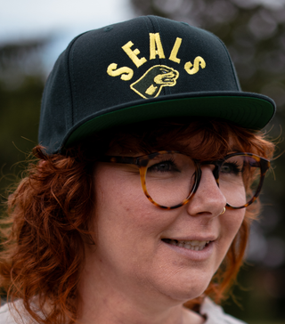 NFS SEALS Flat-Cap aus weichem Stoff, klassische Kappe mit Schirm, ideal für stylische Alltagsmode auf dem Kopf.